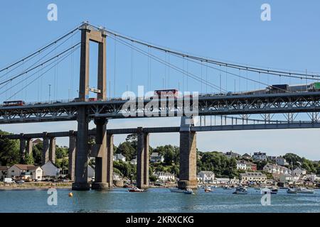 Il lato di Plymouth del ponte di Tamar Road, visto dal centro del fiume Tamar. Dietro un assaggio del regno Isambard Brunel ponte ferroviario e. Foto Stock