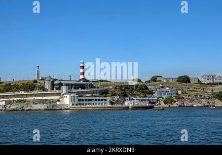 Plymouth Hoe da Plymouth Sound, TInside Lido e le strutture per il nuoto, oltre al ristorante con vista sull'oceano, ai caffè e alla Smeaton's Tower sono inclusi Foto Stock