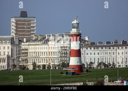 Grade i, Smeaton’s Tower on Plymouth Hoe, visto in un lungo colpo con alloggi di fascia alta al Grand e Elliot Terrace che formano uno sfondo. Fine ottobre Foto Stock