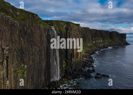 Vista panoramica aerea di Kilt Rock & Mealt Falls sulla costa dell'isola di Skye in Scozia Foto Stock