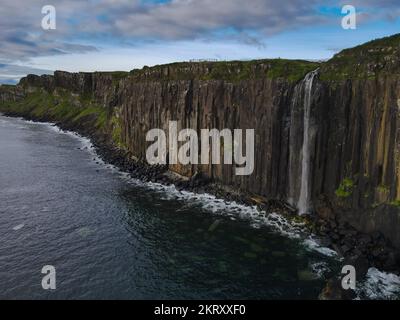 Vista panoramica aerea di Kilt Rock & Mealt Falls sulla costa dell'isola di Skye in Scozia Foto Stock