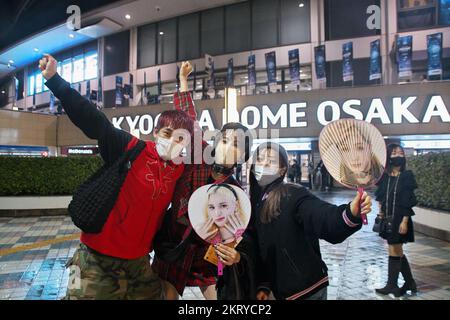 Osaka, Giappone. 29th Nov 2022. I fan giapponesi si posano per la fotocamera durante il MAMA (Mnet Asian Music Awards) del 2022 ad Osaka, Giappone, martedì 29 novembre 2022. Foto di Keizo Mori/UPI Credit: UPI/Alamy Live News Foto Stock