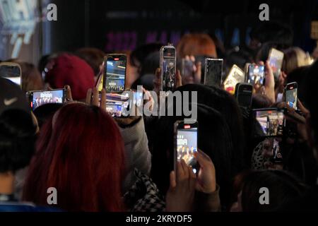 Osaka, Giappone. 29th Nov 2022. I fan giapponesi scattano foto durante un evento di red carpet del 2022 MAMA (Mnet Asian Music Awards) di Osaka, Giappone, martedì 29 novembre 2022. Foto di Keizo Mori/UPI Credit: UPI/Alamy Live News Foto Stock