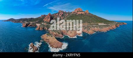 Vista aerea sul massiccio dell'Esterel in Costa Azzurra sul Mar Mediterraneo Foto Stock