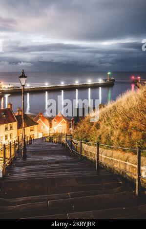 Il famoso '199 passi' per la Chiesa di St Mary a Whitby, North Yorkshire al crepuscolo. Foto Stock