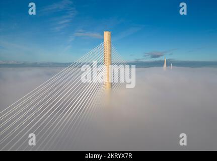 South Queensferry, Scozia, Regno Unito. 29th novembre 2022. Le torri del Queensferry Crossing Bridge sono visibili sopra la nebbia a livello del suolo sul Firth of Forth causato dall'inversione di nuvole oggi a South Queensferry. Il ponte di 1,7 miglia (2,7km km) è il ponte più lungo del mondo, con 3 torri e stallate via cavo. Iain Masterton/Alamy Live News Foto Stock