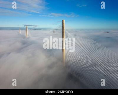 South Queensferry, Scozia, Regno Unito. 29th novembre 2022. Le torri del Queensferry Crossing Bridge sono visibili sopra la nebbia a livello del suolo sul Firth of Forth causato dall'inversione di nuvole oggi a South Queensferry. Il ponte di 1,7 miglia (2,7km km) è il ponte più lungo del mondo, con 3 torri e stallate via cavo. Iain Masterton/Alamy Live News Foto Stock