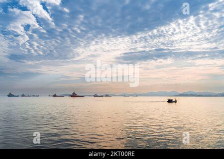 Ancoraggio della baia di Guanabara, Rio de Janeiro. Bel tempo con mare calmo e pianeggiante. Foto Stock