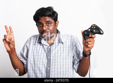 nero uomo divertente usare la mano giocare a video game pad joystick Foto Stock