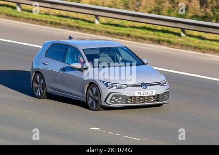 2021 Grey VW VOLKSWAGEN GOLF GTD RDI S-A DSG DIESEL 1968 cc, semi-automatico a 7 velocità; viaggia sull'autostrada M6, Regno Unito Foto Stock