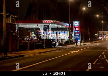 Esso Garge e Tesco's, Wellingborough Road, Northampton, Inghilterra, Regno Unito. Foto Stock