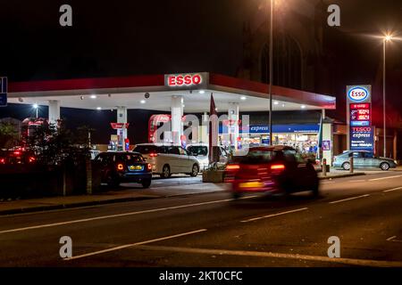 Esso Garge e Tesco's, Wellingborough Road, Northampton, Inghilterra, Regno Unito. Foto Stock