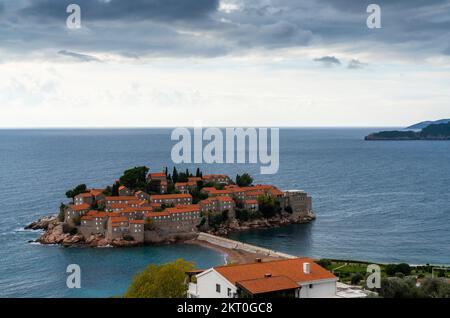 Sveti Stefan, Montenegro - 14 novembre 2022: Vista dell'isola di Sveti Stefan sulla costa del Montenegro Foto Stock