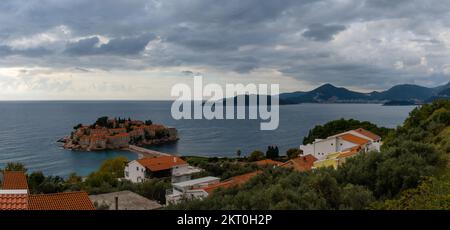 Sveti Stefan, Montenegro - 14 novembre 2022: Vista panoramica del Mare Adriatico e dell'Isola Sveti Stefan in Montenegro Foto Stock