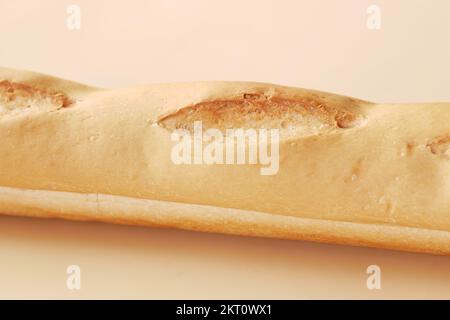 baguette appena sfornata sul tavolo, primo piano Foto Stock