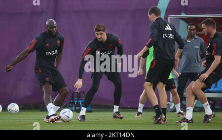 Doha, Qatar. 29th Nov 2022. Romelu Lukaku in Belgio, il portiere belga Thibaut Courtois e Hans Vanaken in Belgio combattono per la palla durante una conferenza stampa della nazionale belga di calcio The Red Devils, presso il Qatar National Convention Center QNCC, a Doha, Stato del Qatar, martedì 29 novembre 2022. I Red Devils si preparano per il prossimo gioco alla Coppa del mondo FIFA 2022 in Qatar. BELGA PHOTO VIRGINIE LEFOUR Credit: Agenzia Notizie Belga/Alamy Live News Foto Stock