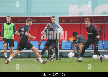 Doha, Qatar. 29th Nov 2022. Abu Samra, Qatar. 29th Nov 2022. Romelu Lukaku del Belgio e Thibaut Courtois, portiere del Belgio, sono stati raffigurati durante una sessione di allenamento della nazionale belga di calcio dei Red Devils, all'Hilton Salwa Beach Resort di Abu Samra, Stato del Qatar, martedì 29 novembre 2022. I Red Devils si preparano per il prossimo gioco alla Coppa del mondo FIFA 2022 in Qatar. FOTO DI BELGA BRUNO FAHY Credit: Agenzia Notizie di Belga/Alamy Live News Foto Stock