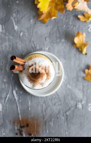 Latte piccante con zucca e panna montata Foto Stock