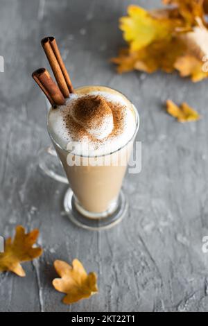 Latte piccante con zucca e panna montata Foto Stock