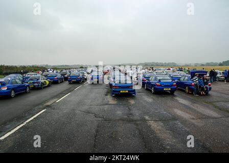 Incontro McRae di Subaru Imprezas. Anniversario della morte Colin McRae circa 1200 auto hanno creato un mosaico di auto da record sulla pista dell'ex RAF Honiley Foto Stock