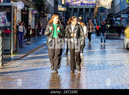 Dundee, Tayside, Scozia, Regno Unito. 29th Nov 2022. UK Weather: Le temperature nel nord-est della Scozia hanno raggiunto i 6°C in una fredda e luminosa giornata di novembre. Nonostante la realtà che l'inflazione è ad un massimo di 41 anni del 11,1%, le persone stanno andando fuori circa la loro vita quotidiana e precipitandosi nei negozi nel centro della città di Dundee in cerca di vendite invernali. Credit: Dundee Photographics/Alamy Live News Foto Stock
