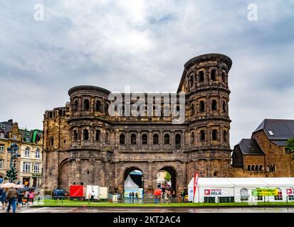La porta Nigra vista da nord durante il festival chiamato Altstadtfest nel centro della città di Treviri, Germania. La grande porta romana della città era... Foto Stock