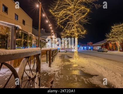 Vista notturna di una strada decorata a Natale nel centro di Canmore, Alberta, Canada Foto Stock