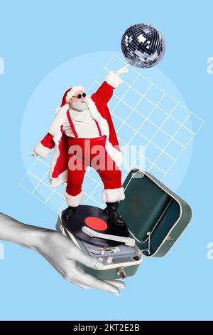 Natale opuscolo collage di divertente babbo natale ballare retrò nuovo anno gramophone piano tenendo disco palla Foto Stock