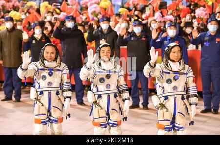 (221129) -- JIUQUAN, 29 novembre 2022 (Xinhua) -- Una cerimonia di chiusura per tre astronauti cinesi della missione spaziale Shenzhen-15 si tiene presso il Centro di lancio satellitare Jiuquan nella Cina nord-occidentale, il 29 novembre 2022. Gli astronauti Fei Junlong (R), Deng Qingming (C) e Zhang Lu hanno ricevuto anni di ardua formazione per questa missione di sei mesi, durante la quale la costruzione della stazione spaziale cinese sarà ufficialmente completata. (Xinhua/Liu Lei) Foto Stock
