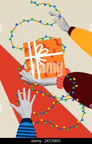 Collage della brochure di Natale della gente prepara x mas evento tenere scatole regalo tinelli su sfondo colorato Foto Stock