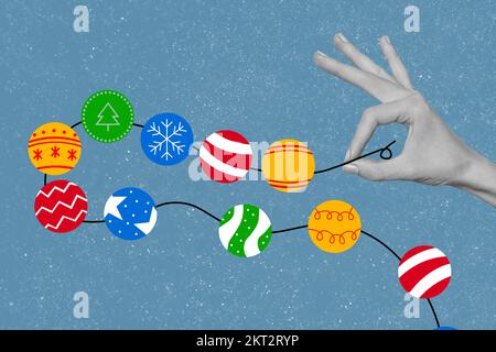 Collage della bandiera di Natale della gente tiene le tinelli festive appendere parete x albero di mas preparare l'evento su sfondo di colore blu Foto Stock