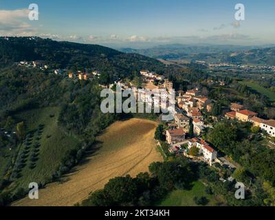 Italia, 26 novembre 2022: Veduta aerea del paese di Colbordolo in provincia di Pesaro e Urbino nelle Marche Foto Stock