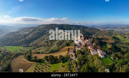 Italia, 26 novembre 2022: Veduta aerea del paese di Colbordolo in provincia di Pesaro e Urbino nelle Marche Foto Stock