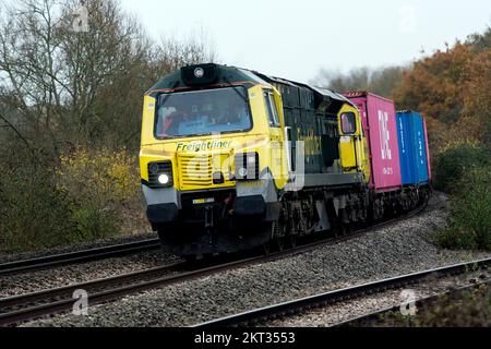 Locomotiva diesel Freightliner classe 70 n. 70007 che tira un treno intermodale, Warwickshire, Regno Unito Foto Stock