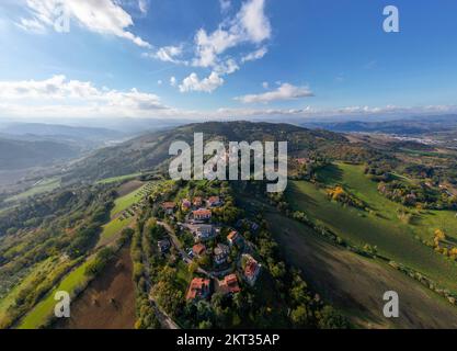 Italia, 26 novembre 2022: Veduta aerea del paese di Colbordolo in provincia di Pesaro e Urbino nelle Marche Foto Stock