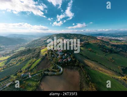 Italia, 26 novembre 2022: Veduta aerea del paese di Colbordolo in provincia di Pesaro e Urbino nelle Marche Foto Stock