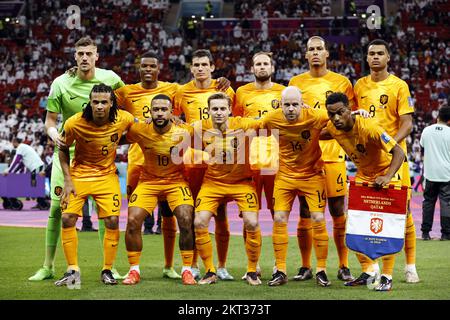 Al-Khor, Qatar.. 29th Nov 2022. AL KHOR - Back row (lr) portiere olandese Andries Noppert. Denzel Dumfries d'Olanda, Marten de Roon d'Olanda, Daley Blind d'Olanda, Virgil van Dijk d'Olanda, Cody Gakpo d'Olanda. Prima fila (l-r) Nathan Ake of Holland, Memphis Depay of Holland, Frankie de Jong of Holland, Davy Klaassen of Holland, Jurgen Timber of Holland durante la Coppa del mondo FIFA Qatar 2022 gruppo Una partita tra Paesi Bassi e Qatar al Bayt Stadium il 29 novembre 2022 a al Khor, Qatar. ANP MAURICE VAN STONE Credit: ANP/Alamy Live News Foto Stock