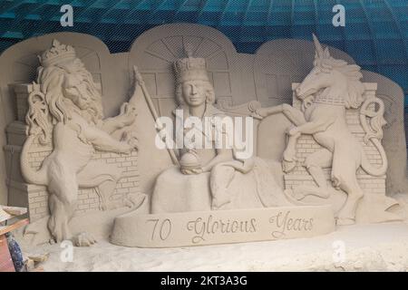 70 gloriosi anni di scultura di sabbia sulla spiaggia di Weymouth, Dorset UK nel mese di ottobre - Platinum Jubilee Foto Stock