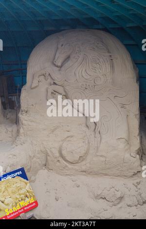 Scultura di sabbia di cavallo parte di 70 gloriosi anni scultura di sabbia per il Queens Platinum Jubilee sulla spiaggia di Weymouth, Dorset UK nel mese di ottobre Foto Stock