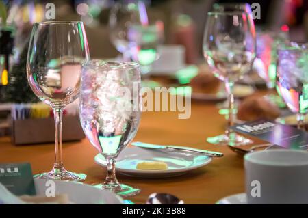 Bicchiere d'acqua ghiacciata sul tavolo per banchetti, Philadelphia Pennsylvania USA Foto Stock