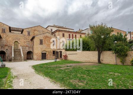 Veduta di Monbaroccio, piccolo borgo fortificato della provincia di Pesaro e Urbino, nelle Marche. Case nella città fortificata Foto Stock