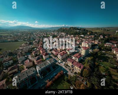 Italia, 26 novembre 2022: Veduta aerea del paese di montecchio in provincia di Pesaro e Urbino nelle Marche Foto Stock