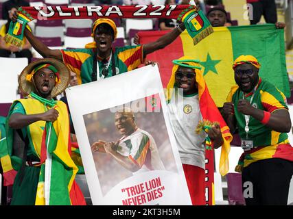 Doha, Qatar. 29th Nov 2022. I tifosi reagiscono davanti al Gruppo A una partita tra Ecuador e Senegal in occasione della Coppa del mondo FIFA 2022 allo Stadio Internazionale Khalifa di Doha, Qatar, 29 novembre 2022. Credit: Notizie dal vivo su Chen Cheng/Xinhua/Alamy Foto Stock