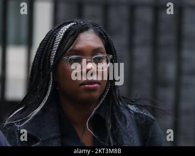 Downing Street, Londra, Regno Unito. 29th Nov 2022. Il Segretario di Stato per il commercio internazionale Kemi Badenoch lascia dopo la riunione del Gabinetto al n. 10 di Downing Street. Credit: Uwe Deffner/Alamy Live News Foto Stock