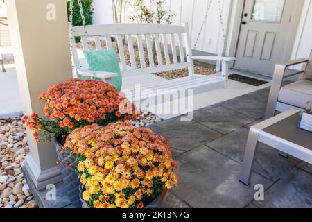 Un'oscillazione del portico ad una nuova casa della costruzione sotto un portico coperto Foto Stock