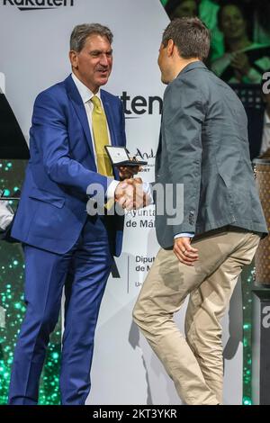 Il presidente tedesco, l'umpire Nico Helwerth (R) e il presidente dell'ITF David Haggerty, dopo la finale della Coppa Davis di tennis a Malaga, Spagna Foto Stock