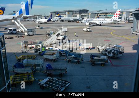 Aeroporto di Francoforte Germania 02 agosto 2022 - aerei e alcuni carrelli bagagli al terminal Foto Stock