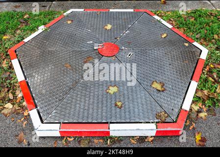 Nessun cartello stradale esagonale di parcheggio sul terreno con lucchetto a Vienna, Austria Foto Stock