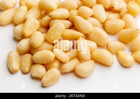 Un primo piano di un mucchio di pinoli Foto Stock