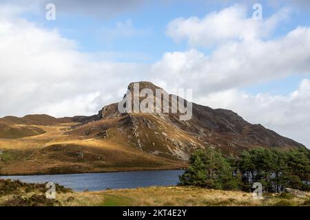 I laghi di Cregennan sono sostenuti dalla cima di Bryn Brith, Snowdonia National Park, Gwynedd, Galles del Nord Foto Stock